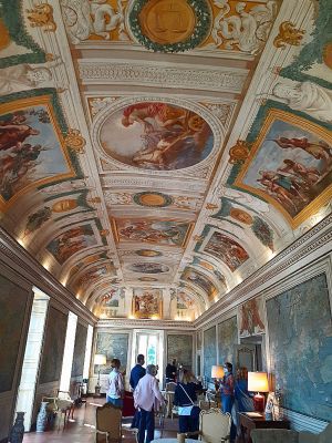 La bellissima galleria delle carte geografiche a Villa Chigi